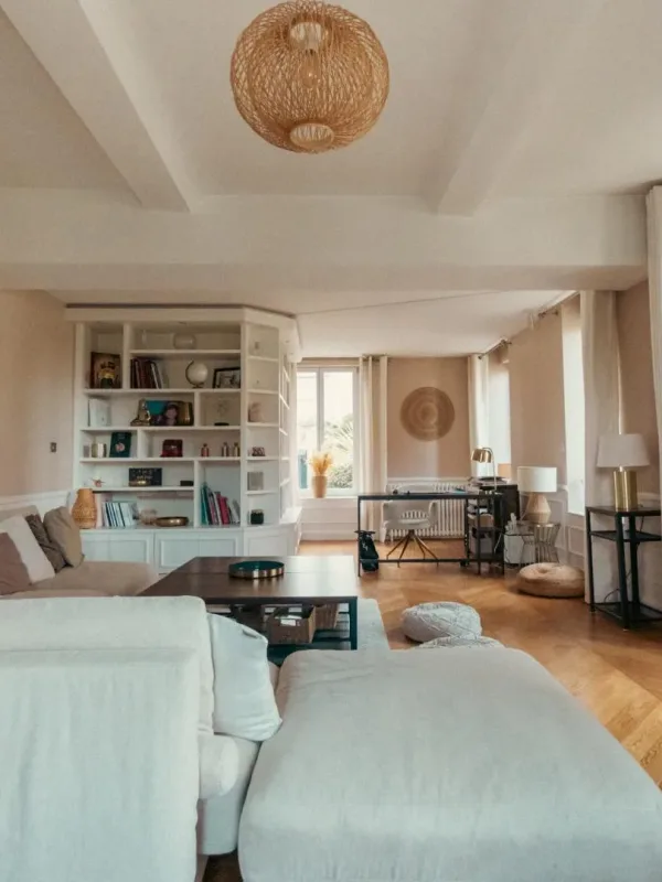 Bien immobilier filmé en format vertical pour le reel Caen et Mer Immo