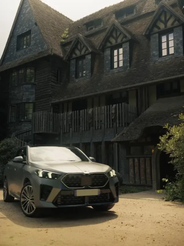 Véhicule filmé en format vertical pour le reel BMW Envergure