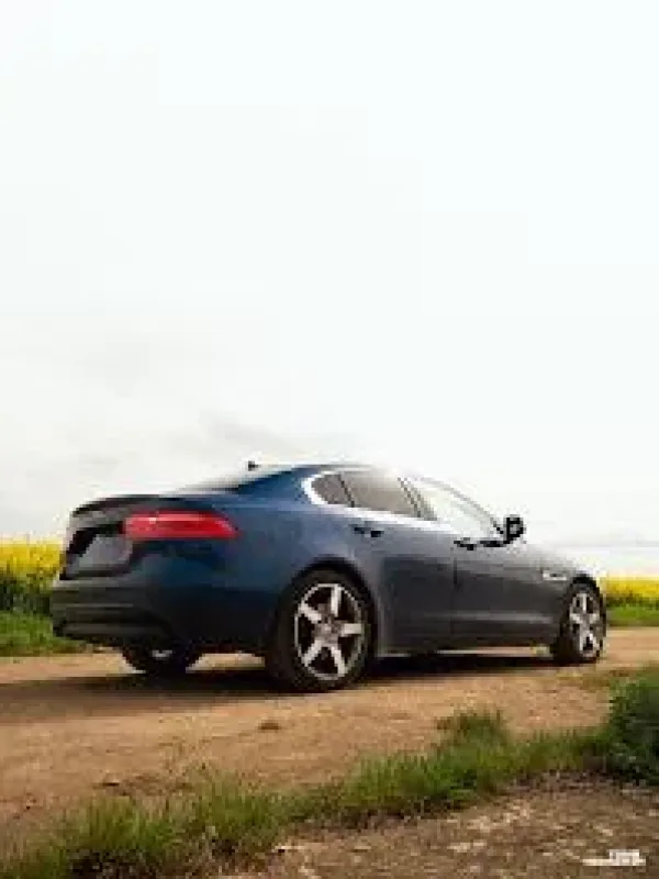 Véhicule filmé en format vertical pour le reel Jaguar