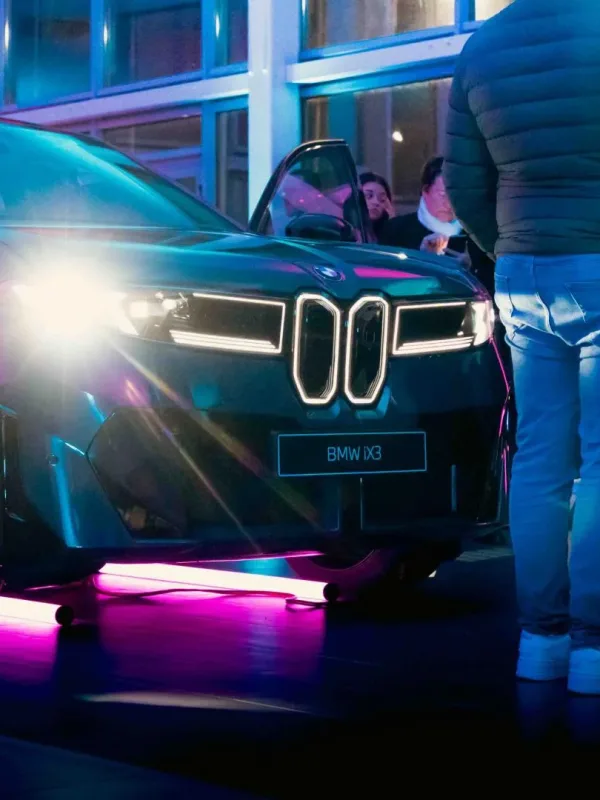 Moment d’événement filmé en format vertical pour le reel BMW Envergure