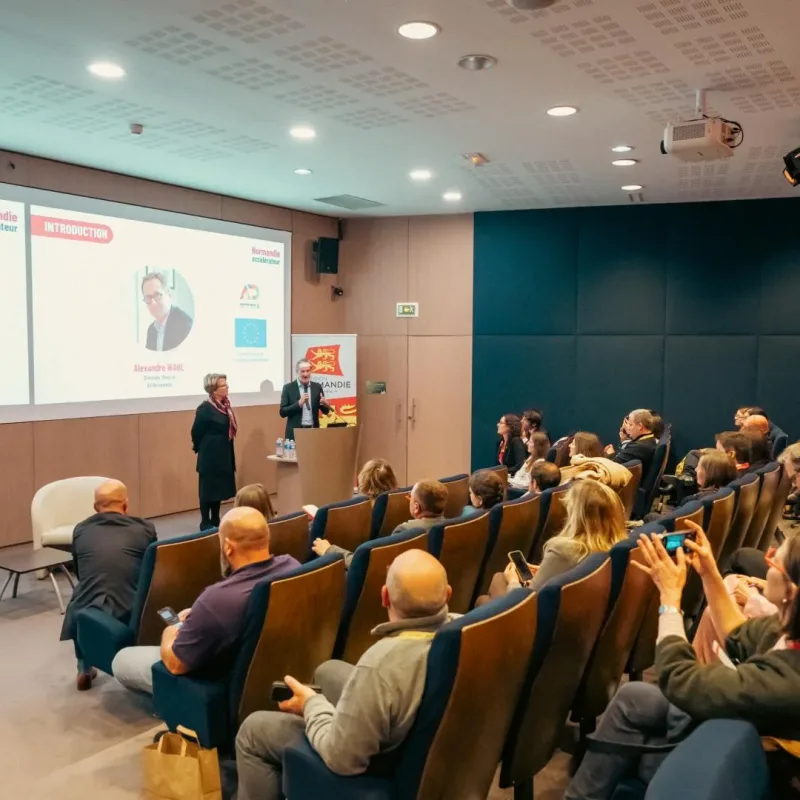 Scène professionnelle photographiée pour le projet Bpifrance